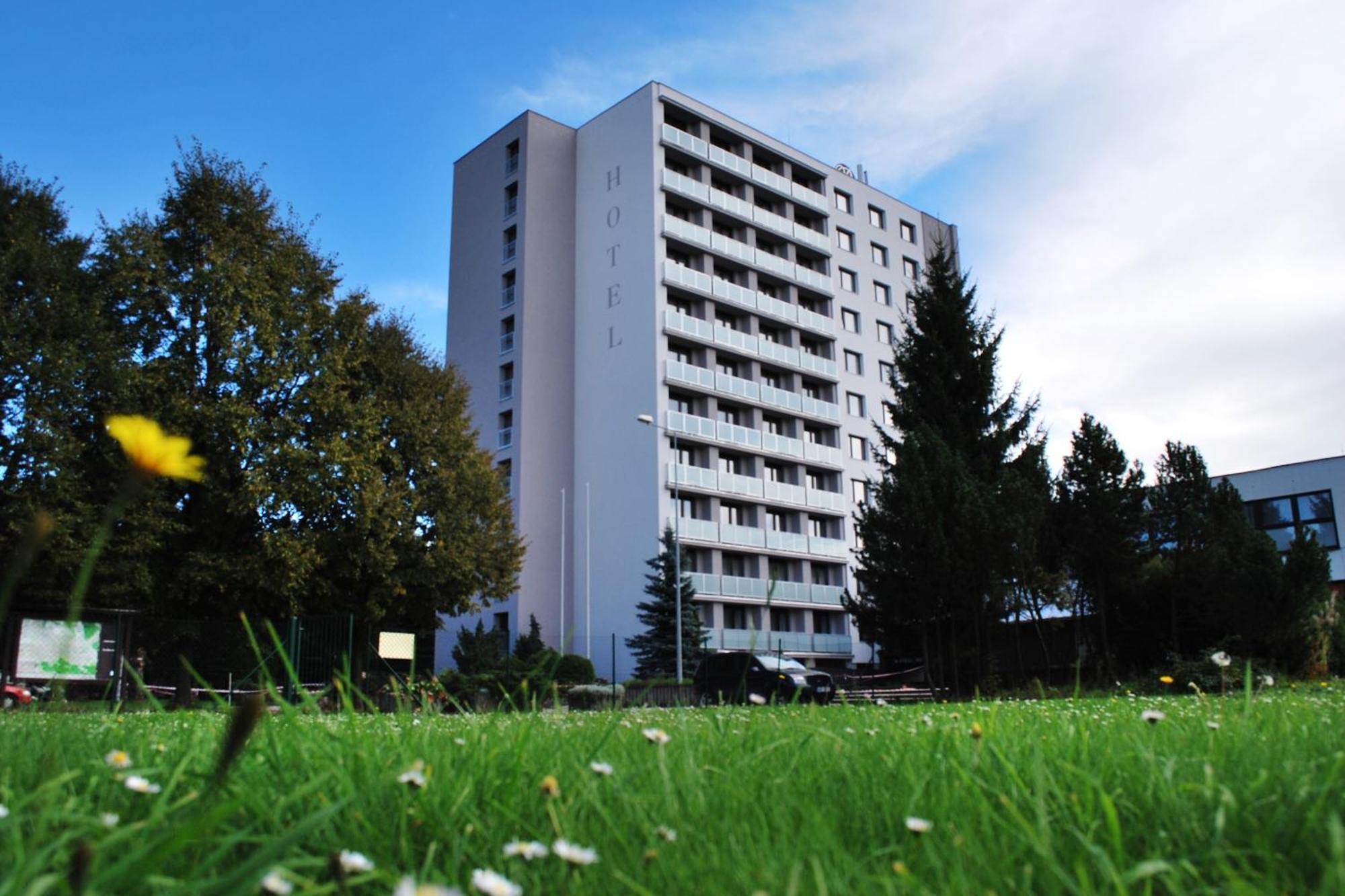 Patria Hotel Трутнов Экстерьер фото