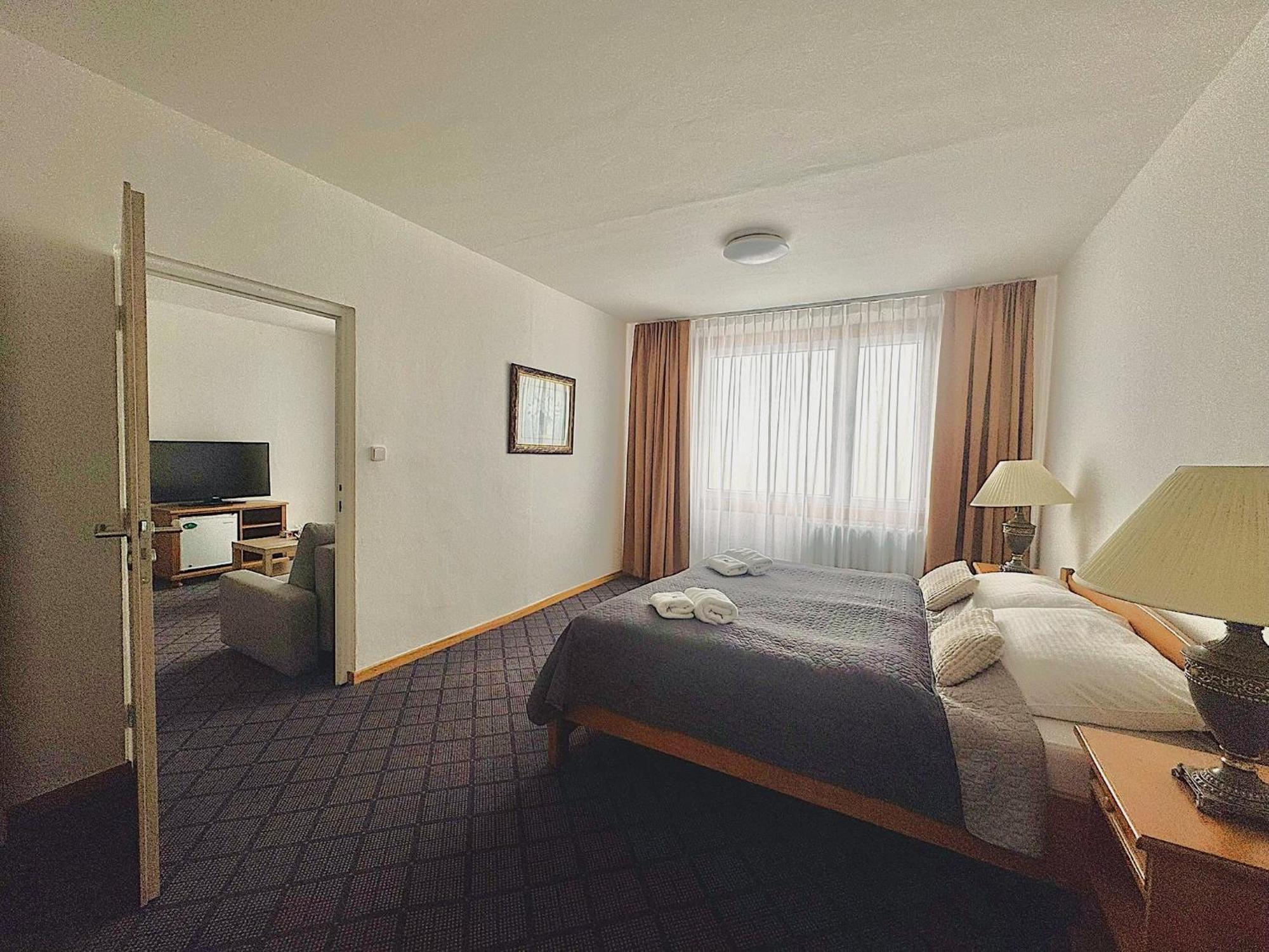 Patria Hotel Трутнов Экстерьер фото