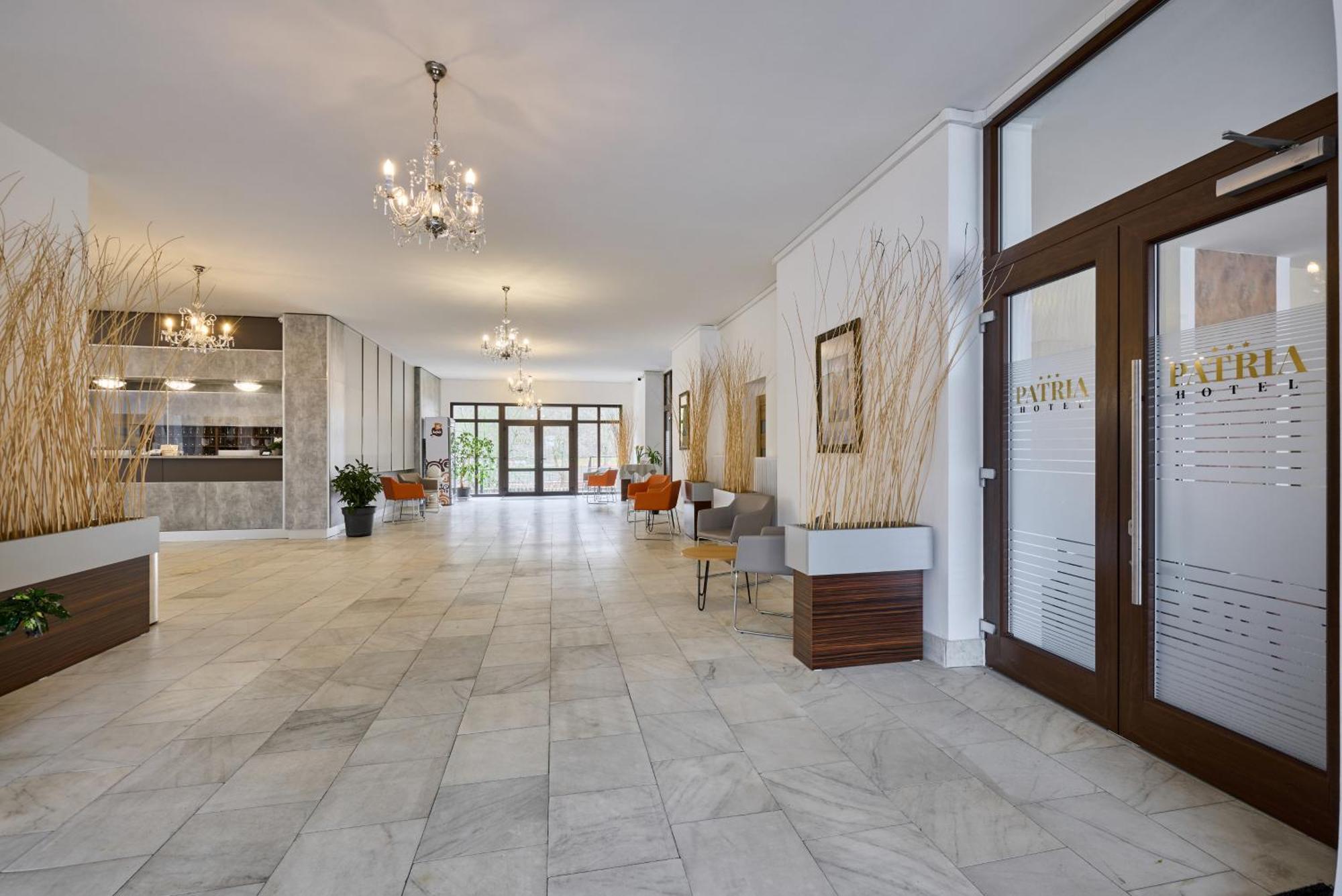 Patria Hotel Трутнов Экстерьер фото