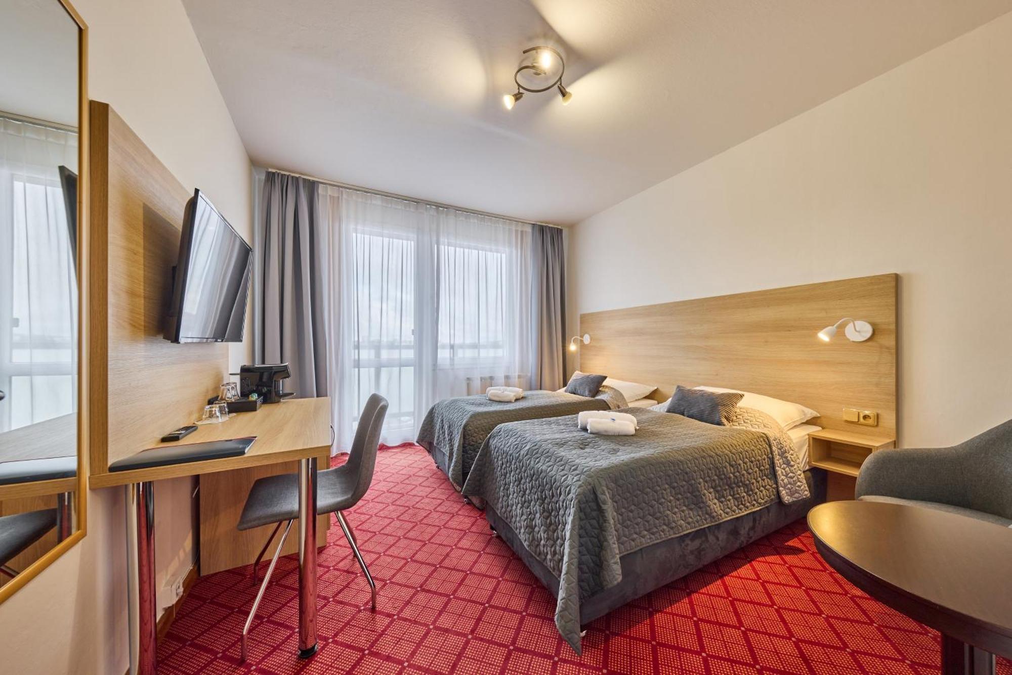 Patria Hotel Трутнов Экстерьер фото